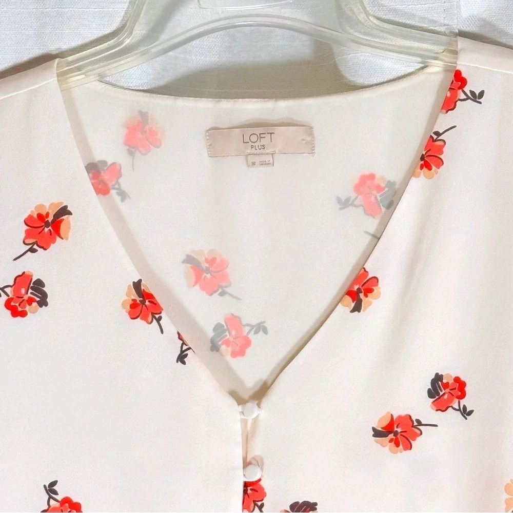 Loft plus cream lined Floral V-Neck‎ Blouse size 18